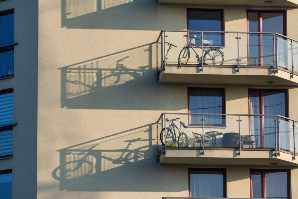 Jak przechowywać rower zimą? Na pewno nie na balkonie!